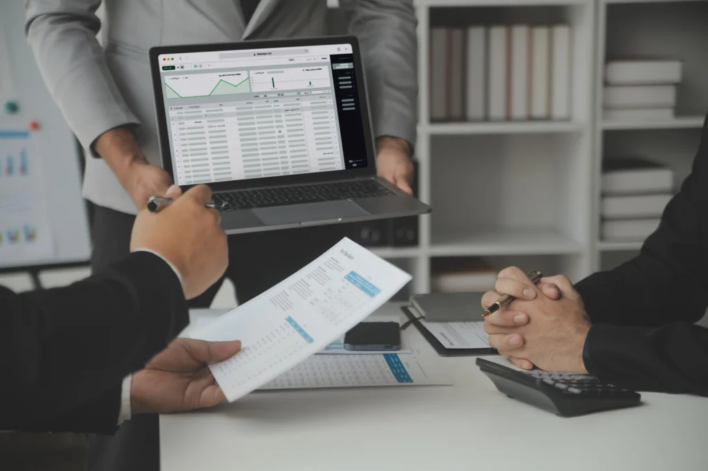 مدیران فروش در حال استفاده از نرم افزار CRM مشتری